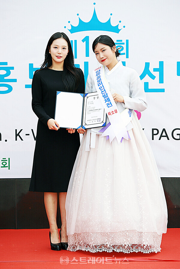 ‘2023 한류홍보미인선발제전’ 미소상 수상자 한서유(오른쪽)와 시상자 ‘2023 미스한복선발대회’ 진(眞) 김혜원 기념촬영. 양용은 기자 taeji1368@naver.com