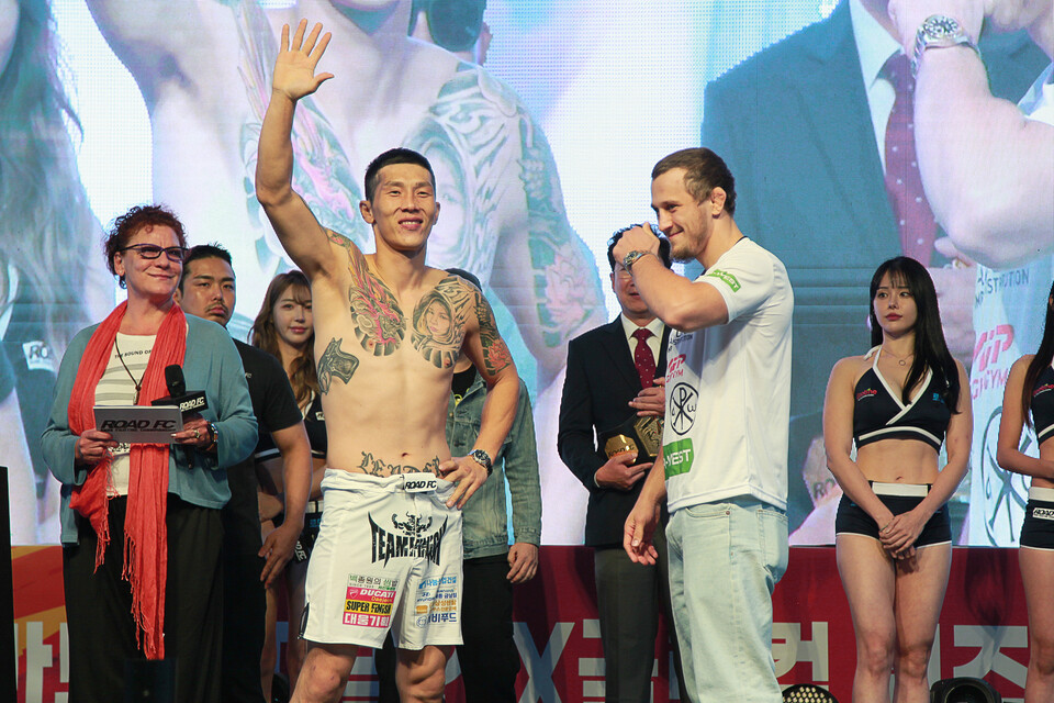 로드FC 066 계체량 난딘에르덴 vs 아르투르 솔로비예프. 사진=로드FC