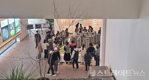 강북 역대급 분양가로 선보인 3-2지구 '이문 아이파크 자이'의 대부분 타운하우스가 남향에 자리한 가까운 거리의 삼성래미안 아파트에 가로막혀 조망은 커녕, 따스한 햇볕도 쬐기 어려울 전망이다. 사진은 이 같은 영문을 사실상 모른 채 모델하우스를 찾은 방문객. (사진 : 이준혁 기자)