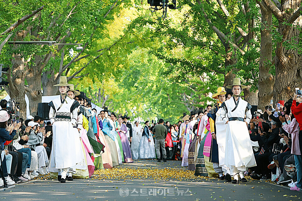 아트밸리 아산 제1회 시그니처 한복 패션쇼에서 ‘페이스 오브 아시아’ 25개국 60여 명의 모델들이 피날레를 장식하고 있다. 양용은 기자 taeji1368@naver.com