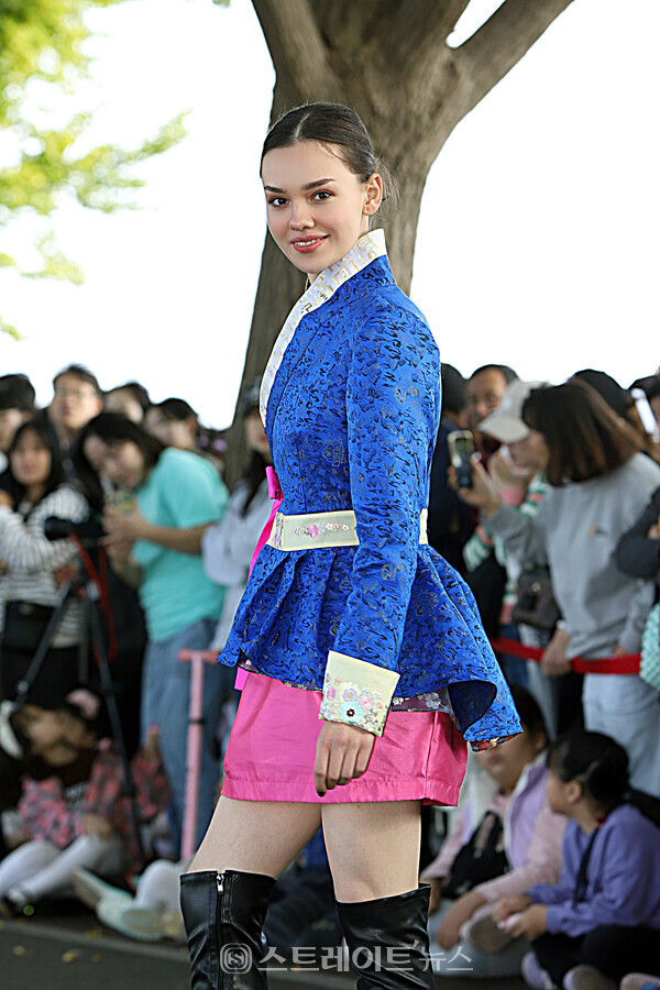 아산 시그니처 한복 패션쇼에서 ‘페이스 오브 아시아’ 결선 진출 모델이 런웨이를 걷고 있다. 양용은 기자 taeji1368@naver.com