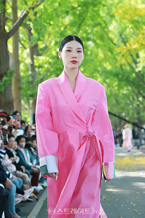 아산 시그니처 한복 패션쇼에서 ‘페이스 오브 아시아’ 결선 진출 모델이 런웨이를 걷고 있다. 양용은 기자 taeji1368@naver.com