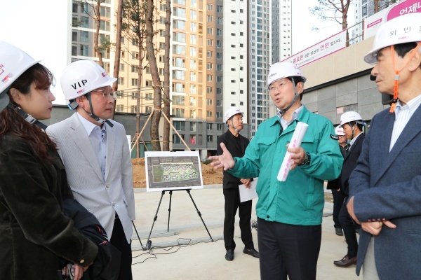 지난 30일 이상일 용인특례시장이 처인구 중앙동 '드마크데시앙 공동주택' 공사 현장을 찾아 입주예정자들과 간담회를 가졌다. 용인시청 제공