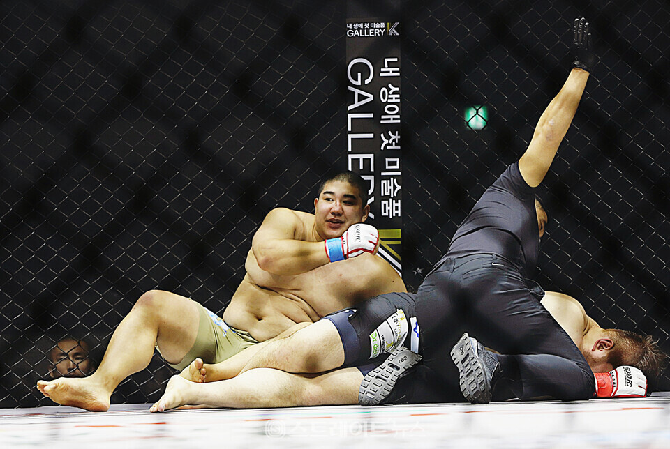 ‘로드FC 066’ 김명환 vs 심건오 무제한급 1라운드 경기 장면. 양용은 기자 taeji1368@naver.com