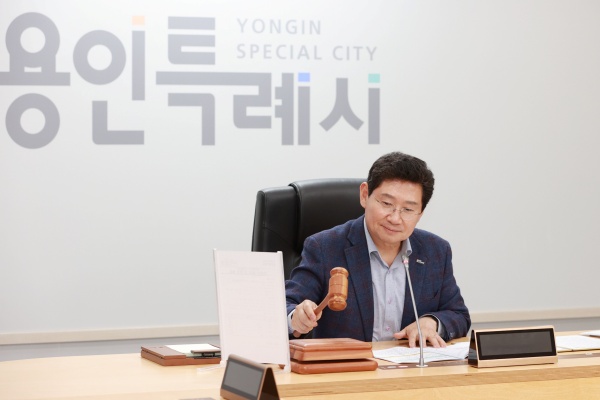 이상일 전국대도시시장협의회장이 1일 용인특례시청 영상회의실에서 진행된 제3차 정기회의에서 6개 안건을 심의했다.용인시청 제공