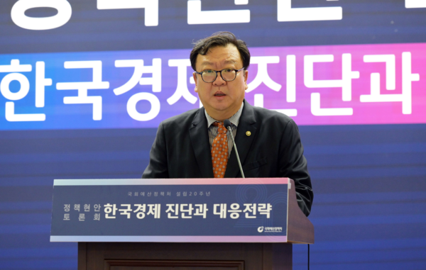 국회예산정책처가 1일 국회의원회관 제1소회의실에서 개최한 ‘한국경제 진단과 대응전략’ 주제 토론회에서 조의섭 예정처장이 발표하고 있다. 국회예산정책처 제공