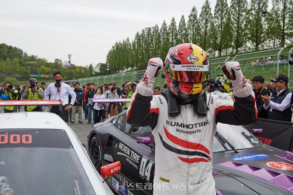 이찬준(엑스타 레이싱)이 지난 2라운드에서 우승 후 주먹을 불끈 쥐고 있다. 사진=슈퍼레이스