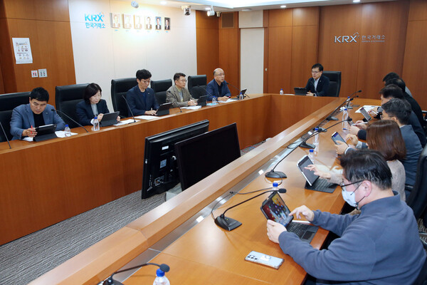 5일 오후 한국거래소 서울사옥에서 공매도 전면금지 대응·준비 상황을 점검하는 손병두 이사장과 임원들.