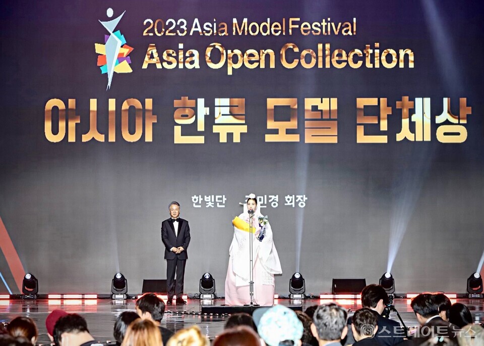 ‘아시아 한류 모델 단체상’을 수상한 한빛단 김민경 회장. 양용은 기자 taeji1368@naver.com