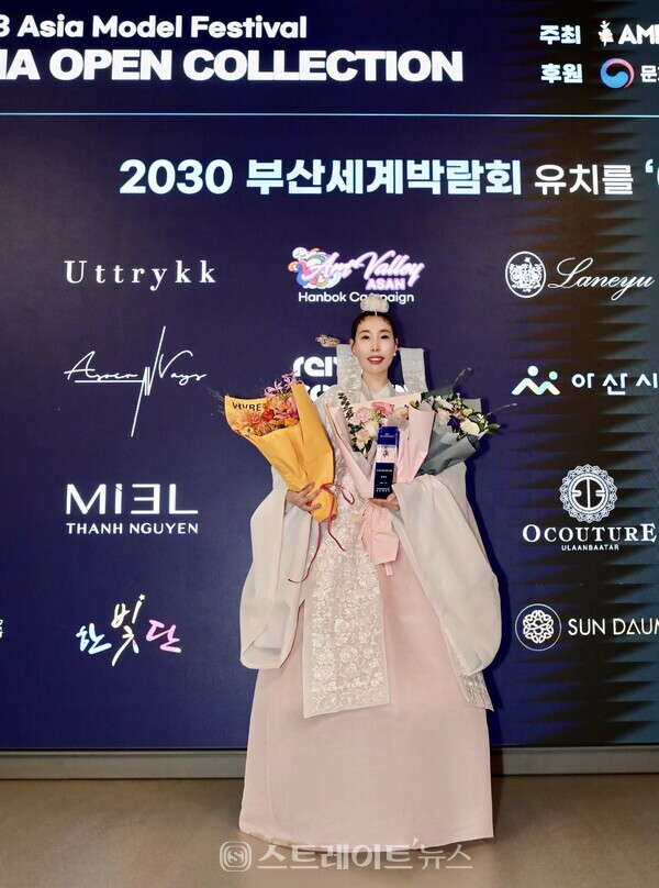 ‘아시아오픈컬렉션’에서 아시아 한류 모델 단체상을 수상한 한빛단 김민경 회장 포토타임. 양용은 기자 taeji1368@naver.com