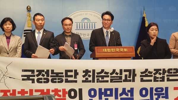 안민석, 김용민, 양정숙 국회의원이 국민재산되찾기운동본부, 민생경제연구소, 촛불시민들과 6일 오전 11시 20분 국회소통관에서 '정치검찰에 의한 안민석 국회의원 기소 규탄 기자회견'을 개최한 가운데 안 의원이 모두발언을 하고 있다. 이제항 선임기자.