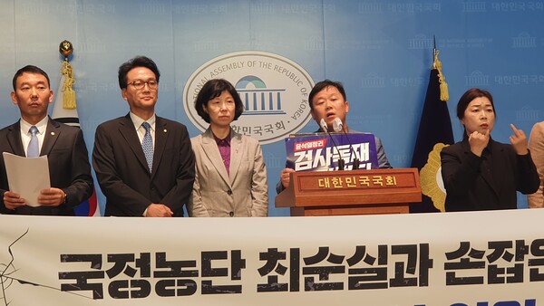 안민석, 김용민, 양정숙 국회의원이 국민재산되찾기운동본부, 민생경제연구소, 촛불시민들과 6일 오전 11시 20분 국회소통관에서 정치검찰에 의한 안민석 국회의원 기소 규탄 기자회견을 개최하고 있다. 이제항 선임기자