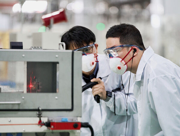 구광모 LG그룹 회장(오른쪽)이 충북 청주 LG화학 양극재 공장을 찾아 소성공장 라인을 살펴보고 있다. LG화학 제공