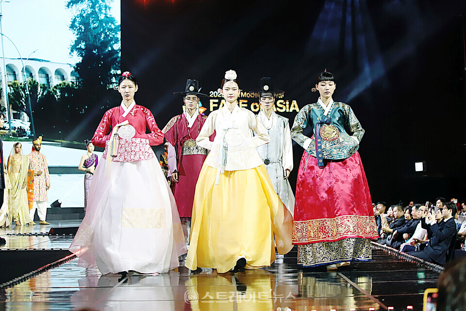 ‘2023 페이스오브아시아’ 대한민국 전통의상 런웨이. 양용은 기자 taeji1368@naver.com