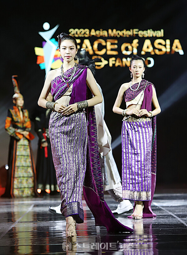 ‘2023 페이스오브아시아’ 라오스 전통의상 런웨이. 양용은 기자 taeji1368@naver.com