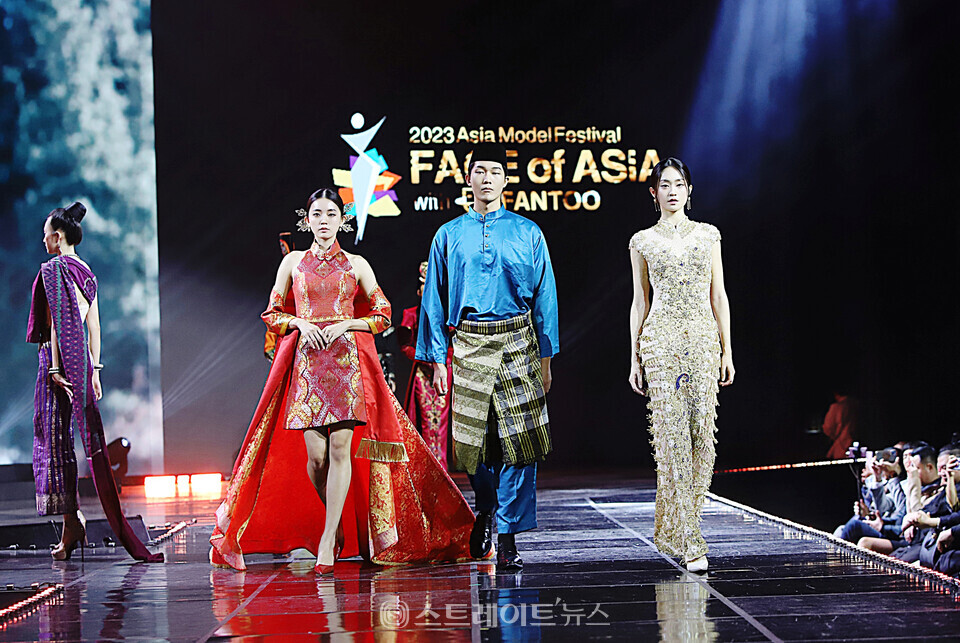‘2023 페이스오브아시아’ 말레이시아 전통의상 런웨이. 양용은 기자 taeji1368@naver.com