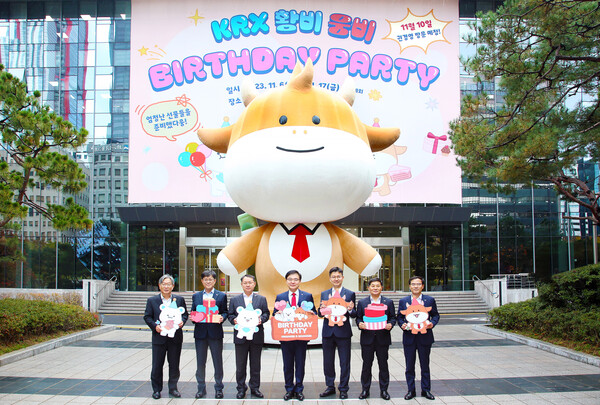 KRX, 공식캐릭터 황비 웅비를 활용한 홍보캠페인의 일환으로 설치된 황비 조형물 앞에서 한국거래소 임원진들이 함께한 모습. 가운데가 손병두 이사장. 한국거래소 제공.
