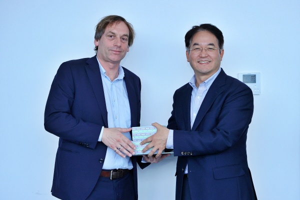 수벤 올렉 프리시전포메디슨 시니어부사장(좌), 이동환 고양특례시장(우). 고양시청 제공