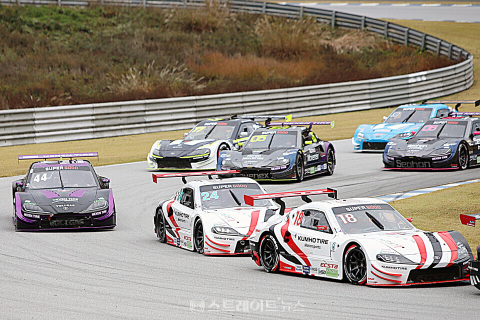 2023 슈퍼레이스 챔피언십 8라운드 ‘슈퍼 6000’ 결승전 첫 번째 랩에서 치열한 순위 경쟁을 하고 있는 엑스타 레이싱 이찬준(18번)-이창욱(24번)과 넥센-볼가스 모터스포츠 김재현(44번).  양용은 기자 taeji1368@naver.com