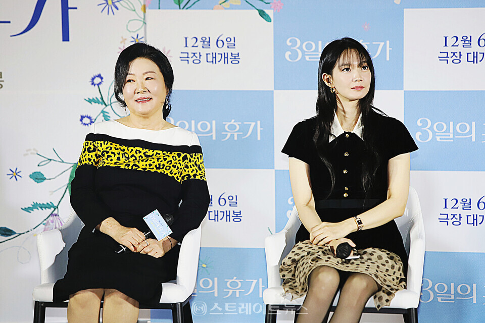 영화 ‘3일의 휴가’ 제작보고회에 참석한 배우 김해숙(왼쪽)-신민아. 양용은 기자 taeji1368@naver.com 