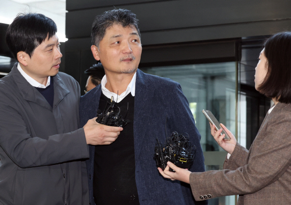 김범수 카카오 전 의장이 지난달 23일 오전 서울 영등포구 금융감독원에 SM엔터테인먼트 인수 주가 시세조종 의혹과 관련해 출석하고 있다. 연합뉴스