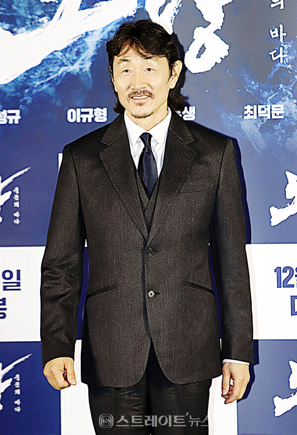 영화 ‘노량: 죽음의 바다’ 제작보고회에서 참석한 배우 허준호가 포토타임을 갖고 있다. 양용은 기자 taeji1368@naver.com