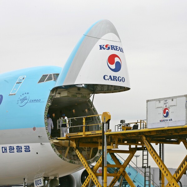 화물을 싣고 있는 대한항공 화물기. 대한항공 제공