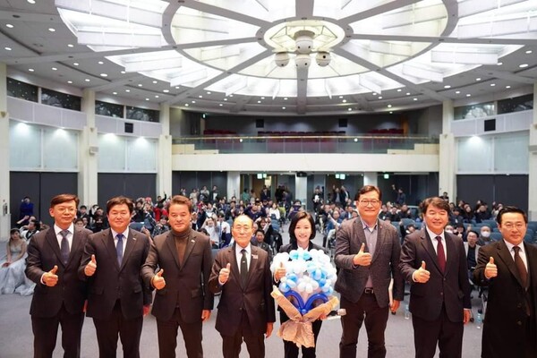 오현정 전 서울시의원 북콘서트가 지난 11일 송영길 전 더불어민주당 대표, 박찬대 임종성 문진석 박성준 국회의원, 당원 및 주민 400여명이 참석한 가운데 건국대 새천년관에서 열렸다.