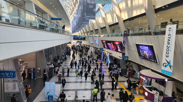 지스타 전시장이 참관객들로 붐비고 있다. 신용수기자