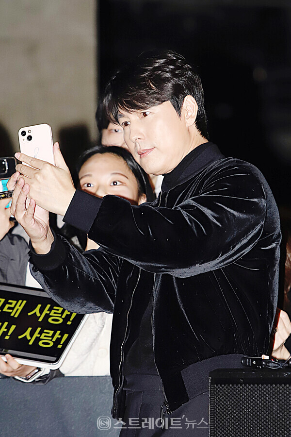 배우 정우성이 영화 ‘서울의 봄’ 쇼케이스 행사에서 팬들의 셀카 요청에 응하고 있다. 양용은 기자 taeji1368@naver.com