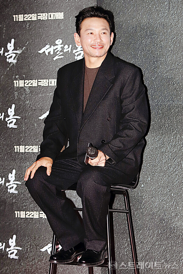 ‘서울의 봄’ 쇼케이스 행사에 참석한 배우 황정민이 팬들의 환호에 기뻐하고 있다. 양용은 기자 taeji1368@naver.com