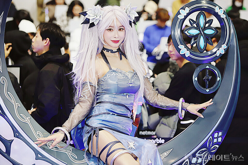 ‘지스타 2023’ 넷마블 부스에서 ‘데미스 리본’ 셀레네 코스프레로 관람객을 맞이하고 있는 레이싱모델 소이. 양용은 기자 taeji1368@naver.com