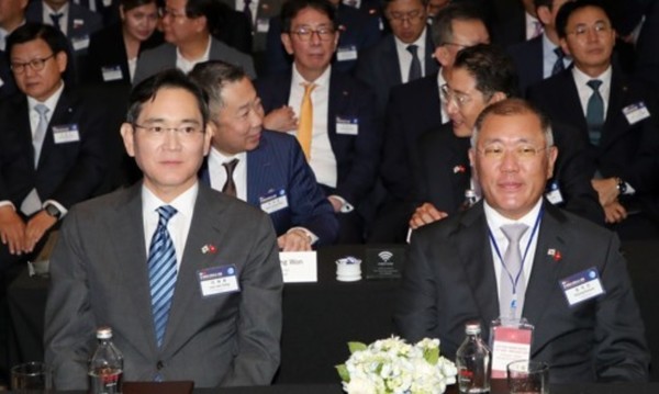 이재용 삼성전자 회장(왼쪽)과 정의선 현대차그룹 회장이 지난 6월 23일 베트남 하노이 한 호텔에서 열린 ‘한-베트남 비즈니스 포럼’에 참석한 모습. 연합뉴스