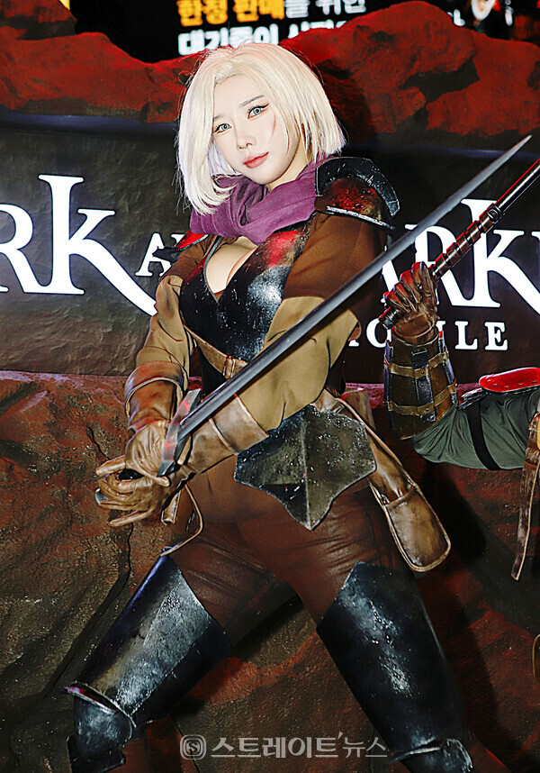 ‘지스타 2023’ 열린 부산 벡스코 크래프톤 부스에서 레이싱모델 송주아가 포즈를 취하고 있다. 양용은 기자 taeji1368@naver.com