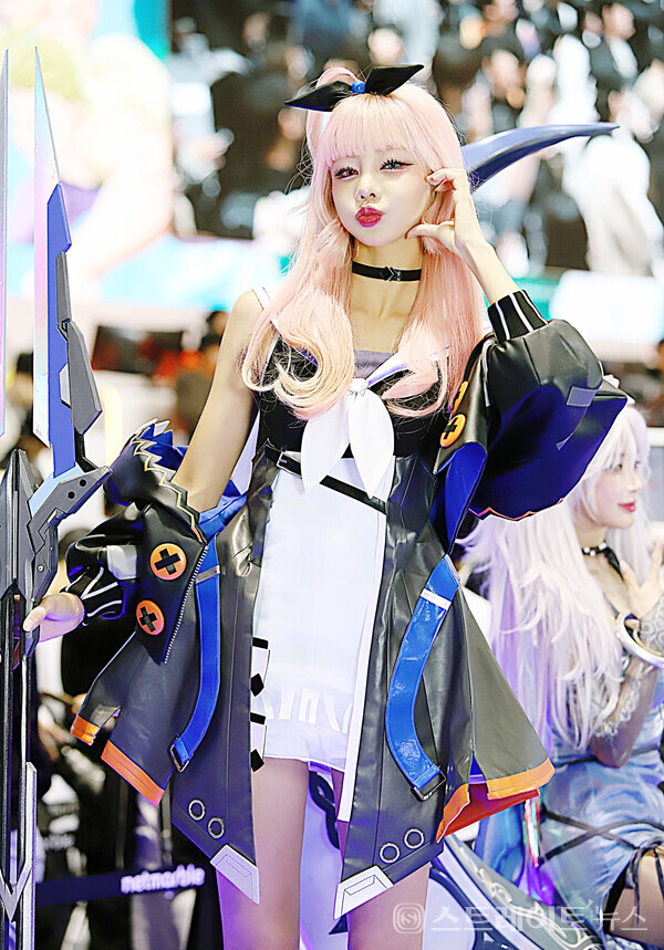 ‘지스타 2023’ 넷마블 부스에서 ‘데미스 리본’ 오딘 코스프레를 하고 포즈를 취하고 있는 모델 장혜은. 양용은 기자 taeji1368@naver.com