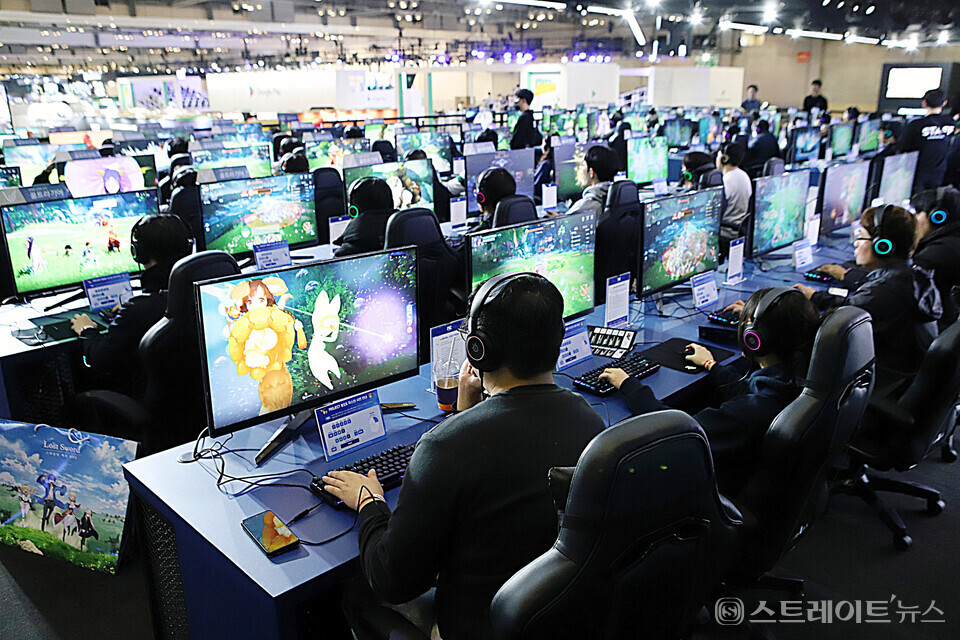 ‘지스타 2023’를 찾은 관람객들이 엔씨소프트 부스에서 신작 수집형 RPG(역할수행게임) ‘프로젝트 BSS’를 시연하고 있다.. 양용은 기자 taeji1368@naver.com