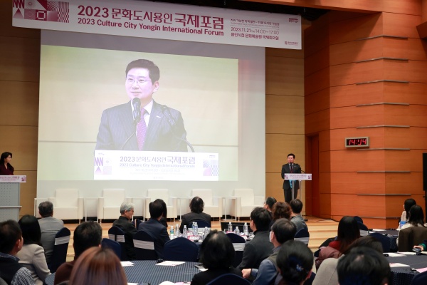 21일 열린 '2023 문화도시 용인 국제포럼' 에서 인사말을 하고 있는 이상일 용인특례시장. 용인시청 제공