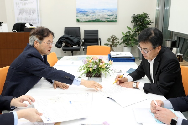 이동환 고양시장이 서울시 강철원 정무부시장과 현안 논의를 하고 있다. 고양시청 제공.