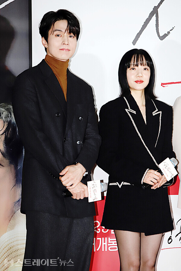 ‘싱글 인 서울’ VIP 시사회 포토월 행사에 참석한 배우 이동욱-임수정. 양용은 기자 taeji1368@naver.com