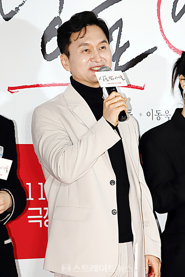 배우 장현성이 ‘싱글 인 서울’ VIP 시사회 포토월 행사에서 무대 인사를 하고 있다. 양용은 기자 taeji1368@naver.com