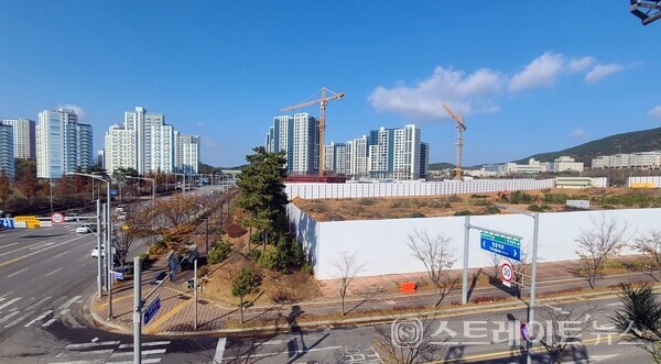 ​영종하늘도시 역대 최고가 분양에 나선 '운서역 대라수 어썸에듀'의 건설현장. 뒷편이 A-10블록에 'LH 운서역 금강펜테리움', 우측 백운산 자락에 인천국제고와 인천과학기술고가 있다. (사진 : 이준혁 기자)