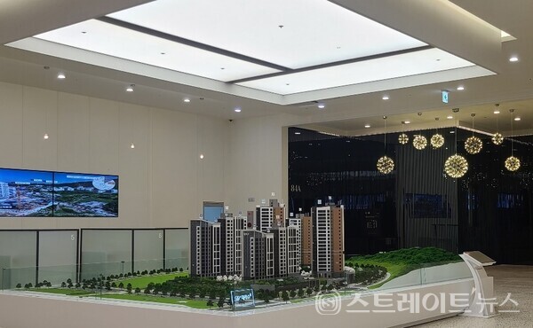 영종하늘도시 역대 최고가 분양에 나선 '운서역 대라수 어썸에듀'의 모델하우스와 모델하우스 내 모형. (사진 : 이준혁 기자)