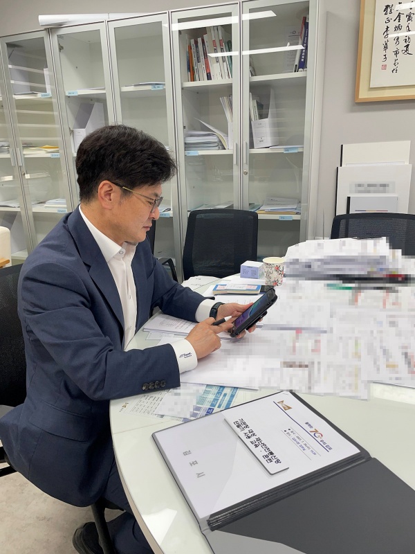 재난안전통신망 핫라인 시범 활용 중인 김병수 김포시장. 김포시청 제공