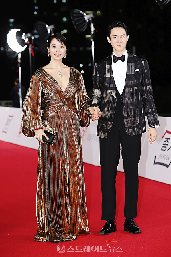 제44회 청룡영화상 MC 김혜수, 유연석이 레드카펫 행사에서 포즈를 취하고 있다. 양용은 기자 taeji1368@naver.com