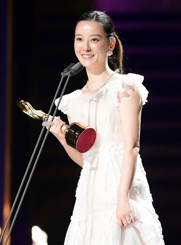 ‘제44회 청룡영화상’ 여우주연상 수상자 정유미가 수상소감을 전하고 있다. 사진=스포츠조선