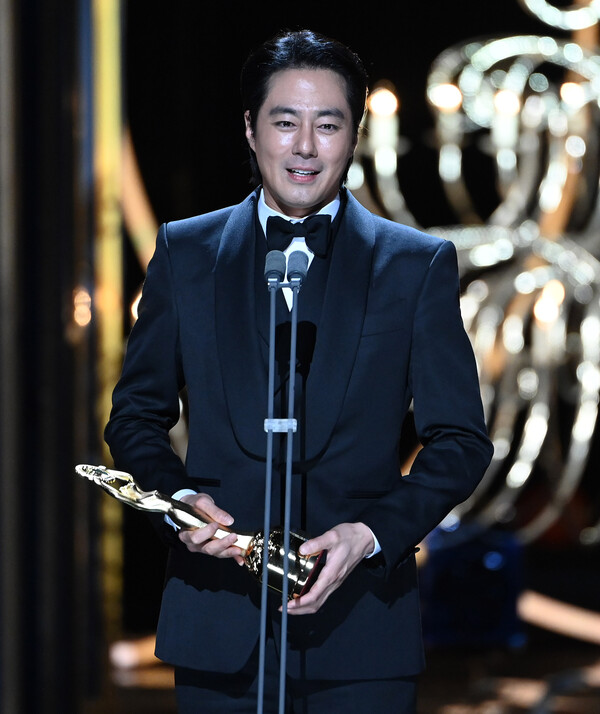 ‘제44회 청룡영화상’ 남우조연상 수상자 조인성이 수상소감을 전하고 있다. 사진=스포츠조선