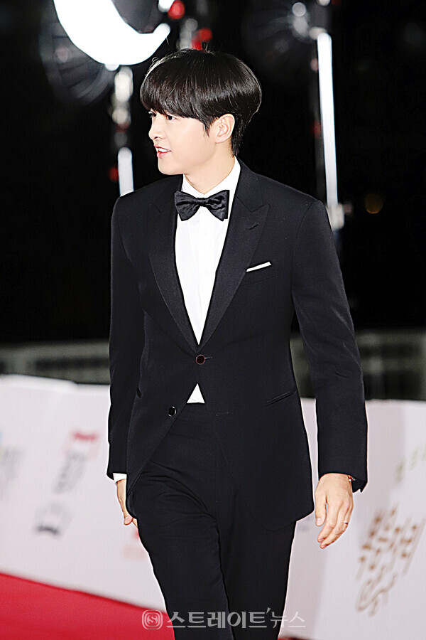 제44회 청룡영화상 시상식 레드카펫 행사에 입장하는 배우 송중기. 양용은 기자 taeji1368@naver.com