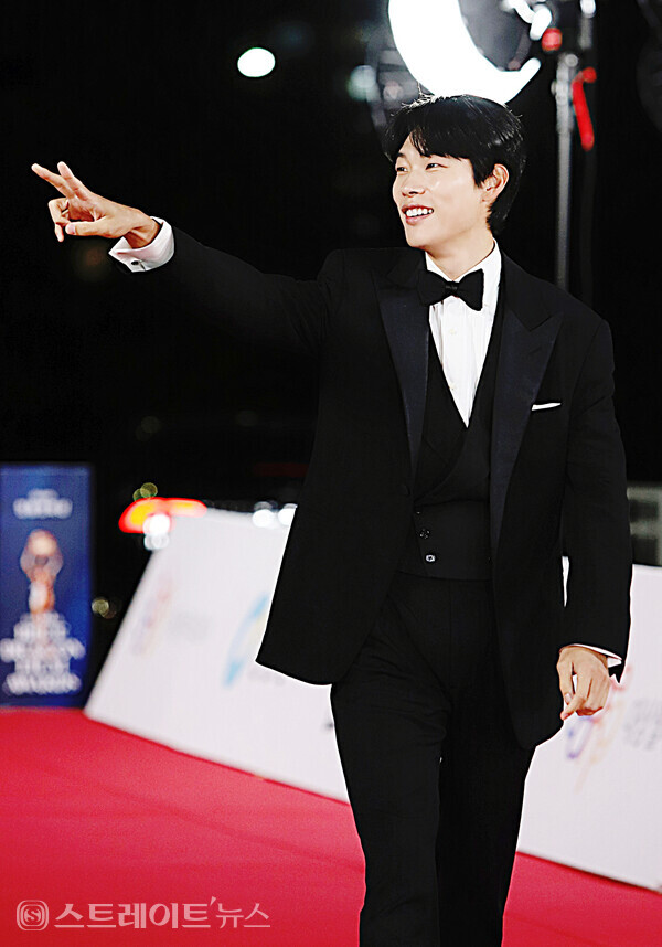 제44회 청룡영화상 시상식 레드카펫 행사에서 배우 류준열이 팬들에게 인사하고 있다. 양용은 기자 taeji1368@naver.com