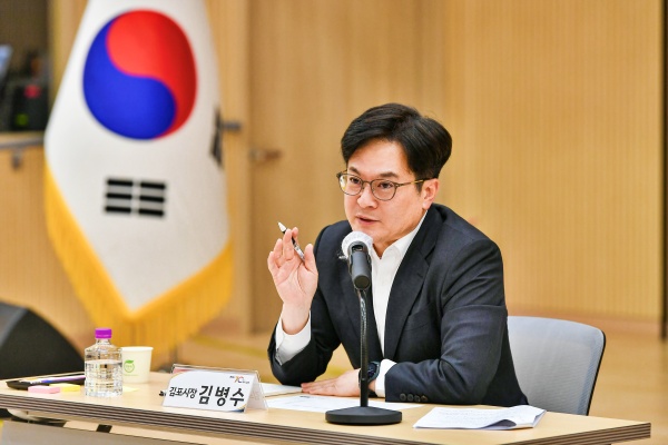 김병수 시장이 27일 통진읍 행정복지센터에서 시민 소통 프로그램 ‘테마가 있는 소통 광장’의 열번째 자리를 열고 서울편입과 5호선 진행상황 등 김포시 주요 현안사항에 대해 소통했다. 김포시청 제공
