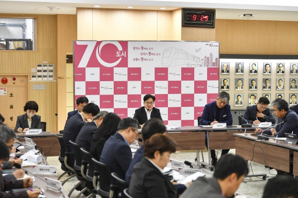 김병수 시장이 27일 11월 확대간부회의를 주재하고 관할구역 변경시 행정적 변화를 시민들이 잘 숙지할 수 있도록 전 직원의 적극적 관심을 당부했다. 김포시청 제공.